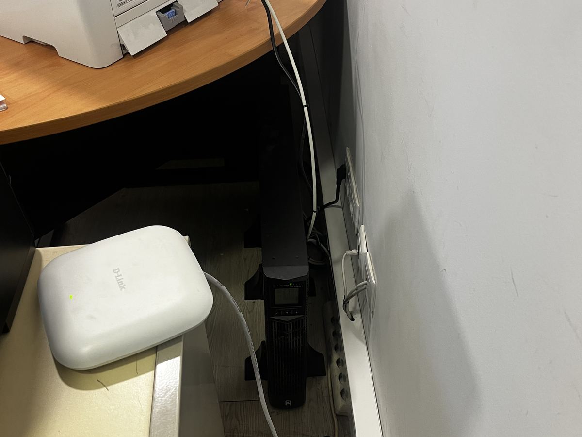 Ponto de acesso Wi-Fi montado e cablagem de rede organizada